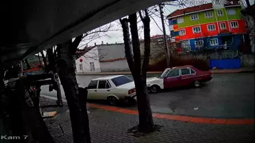 Karaman’da Park Halindeki Araç Çarpıldı, Kaçan Sürücüye Polis Soruşturması Başladı