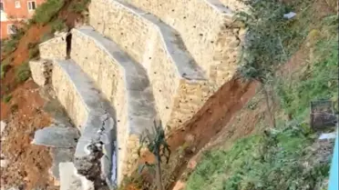 Ardeşen’de İstinat Duvarı Çöküşü Yol Açtı: 2 Ev Tahliye Edildi, Trafik Durdu