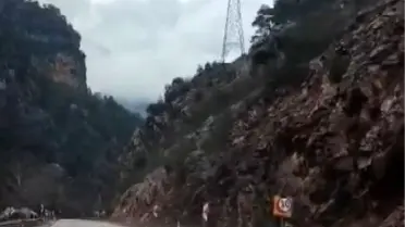 Saimbeyli’de Yağış Sonrası Düşen Kaya Yola Engel Oldu