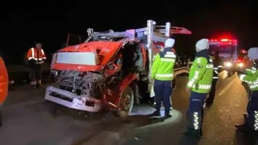 Kocaeli'de TEM Otoyolu'nda Kamyonet Tıra Çarptı, İtfaiye Müdahalesiyle Sürücü Kurtarıldı