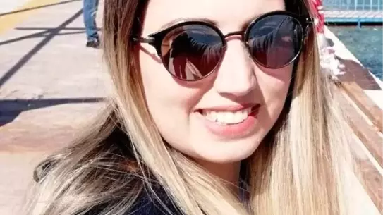 Acil müdahale ekiplerinin balkondaki genç kadına yaptığı ilk müdahale