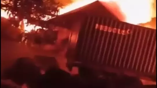 Endonezya’nın Medan Şehrinde Sandalet Fabrikasında 7 Saat Süren Yangın