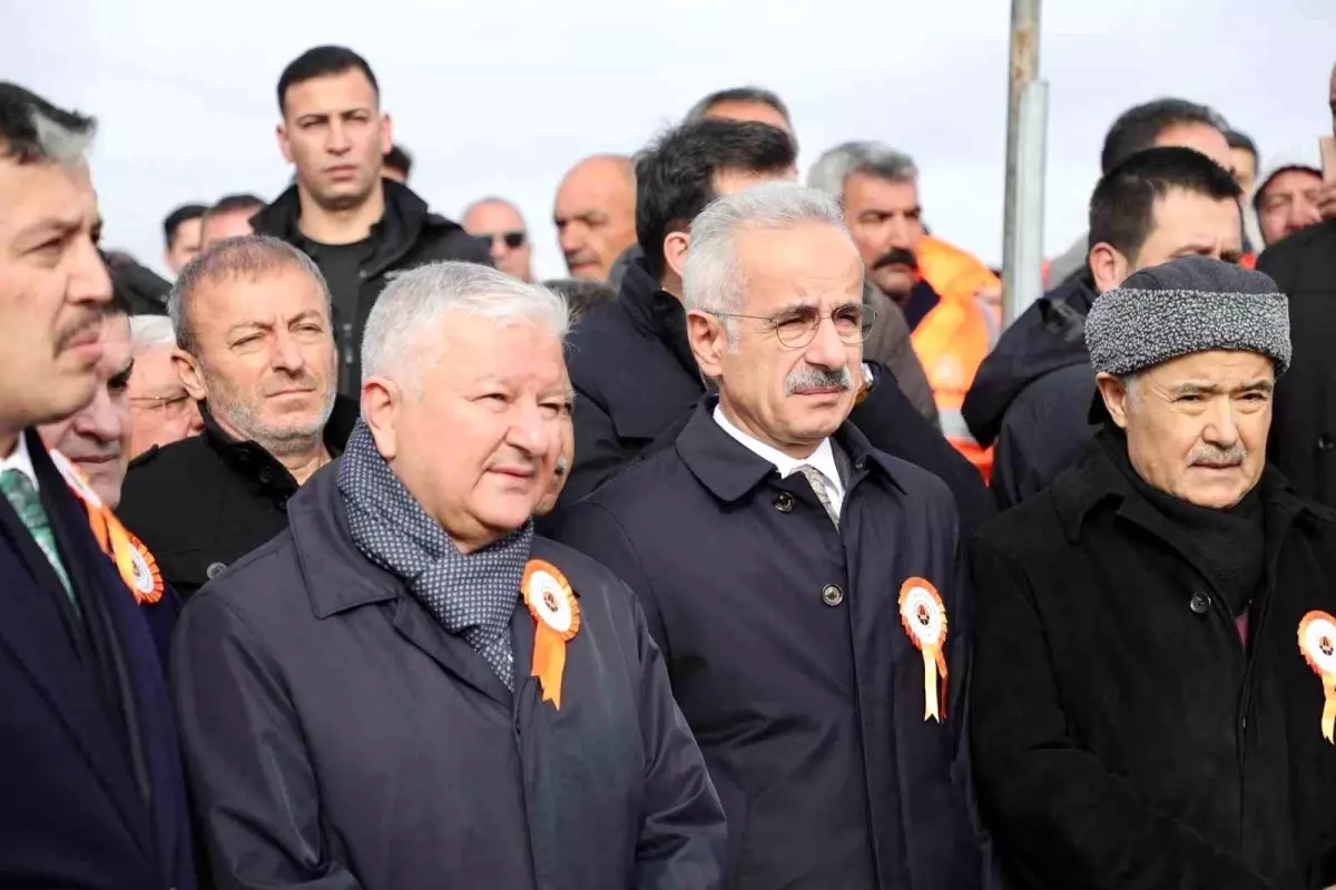 Ulaştırma ve Altyapı Bakanı Uraloğlu, 30 bin kilometrelik bölünmüş yol ağını duyurdu