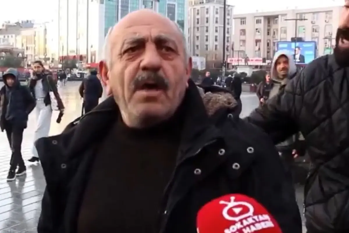 Sokakta mikrofon uzatılan vatandaş