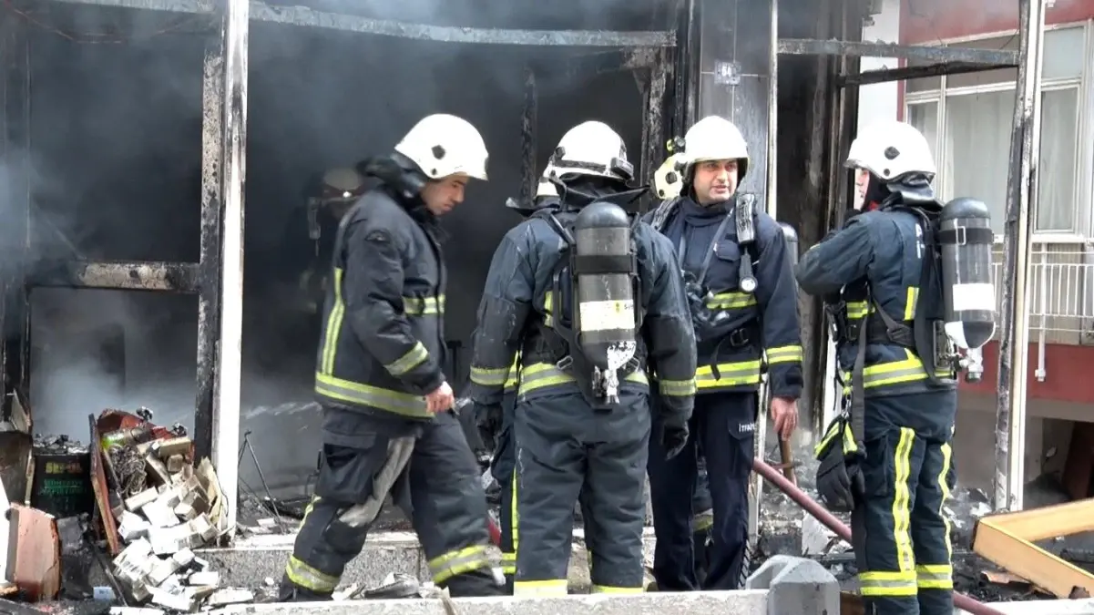 Antalya Kepez'te Mobilya Dükkanında Çıkan Yangın 3 Kişiyi Yaraladı