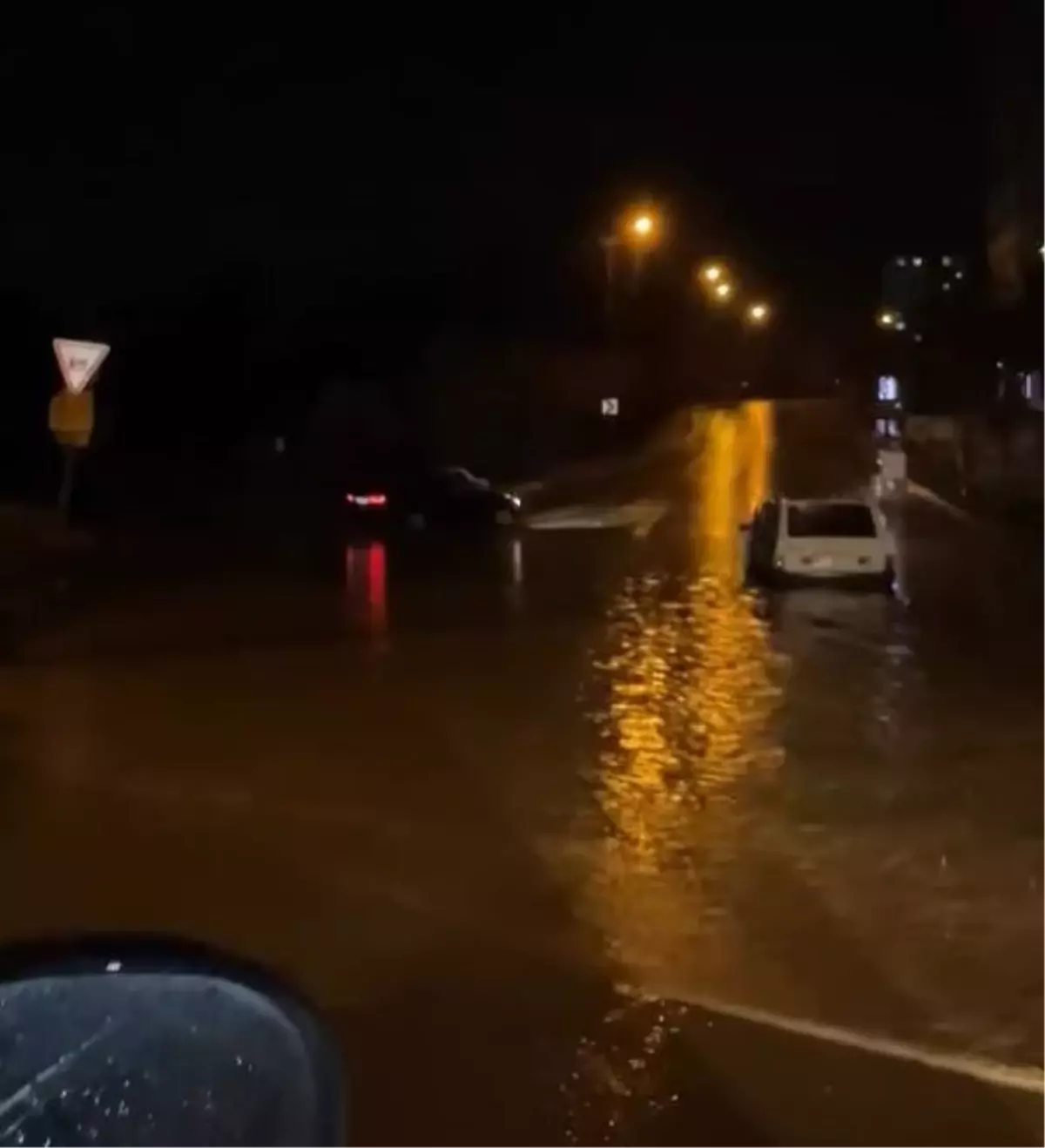 Adana’da Şiddetli Sağanak Yolları Sular Altına Çekti, Araçlar Tahliye Ediliyor