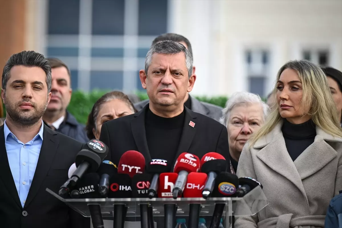 Özel, Aktaş'ın Tutuksuz Yargılanmasına Eleştiri Getirerek CHP'li Belediyelerin Durumunu Sorguladı