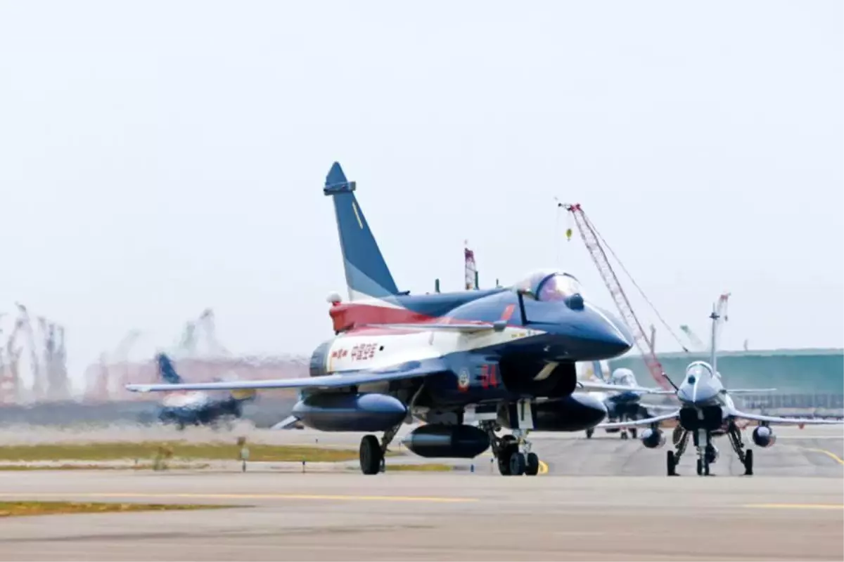 Çin Hava Kuvvetleri Akrobasi Takımı Singapur Havacılık Fuarı'nda J-10'larıyla Gösteri Yapıyor