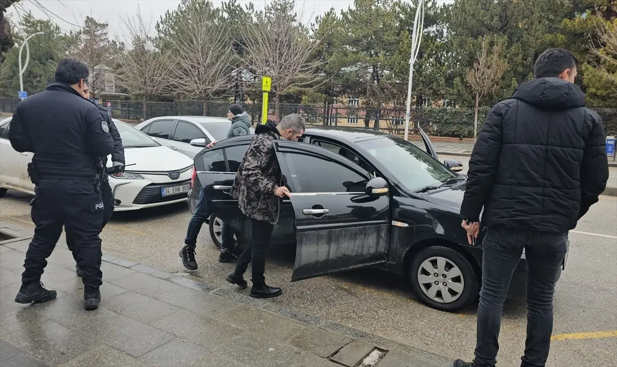 Çorum Gazi Caddesi'nde kaçak tutuklu yakalanıyor
