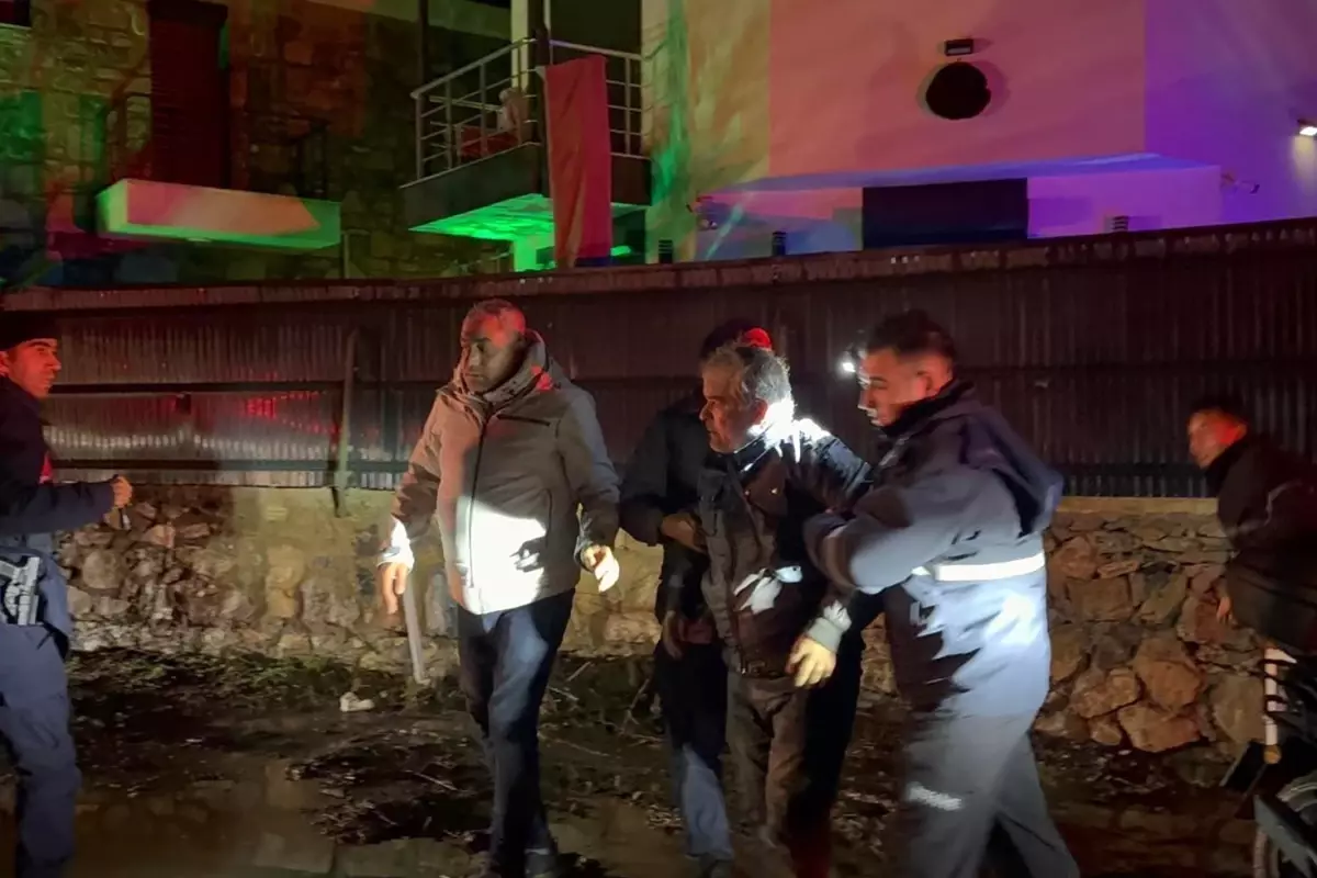 Sel felaketinde ağaca tutunan sürücü