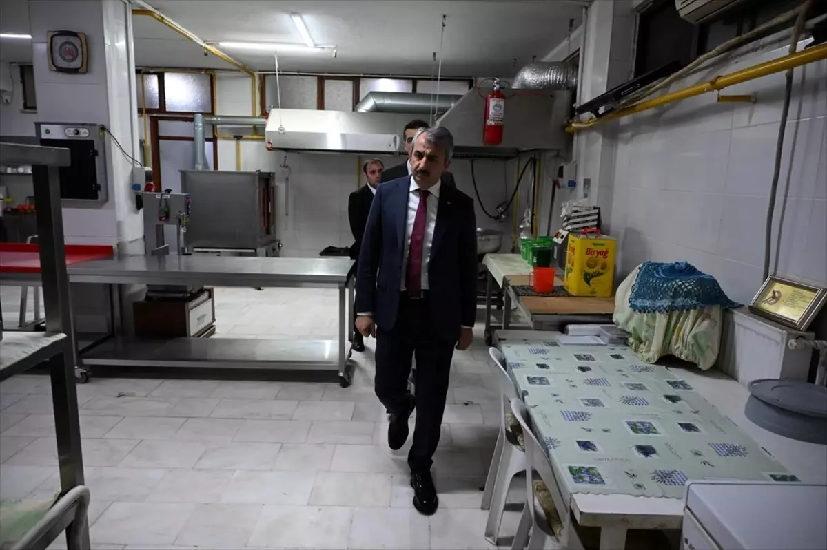 Edirne Valisi Yunus Sezer, Kızılay Şubesinde Çalışmaları İnceledi