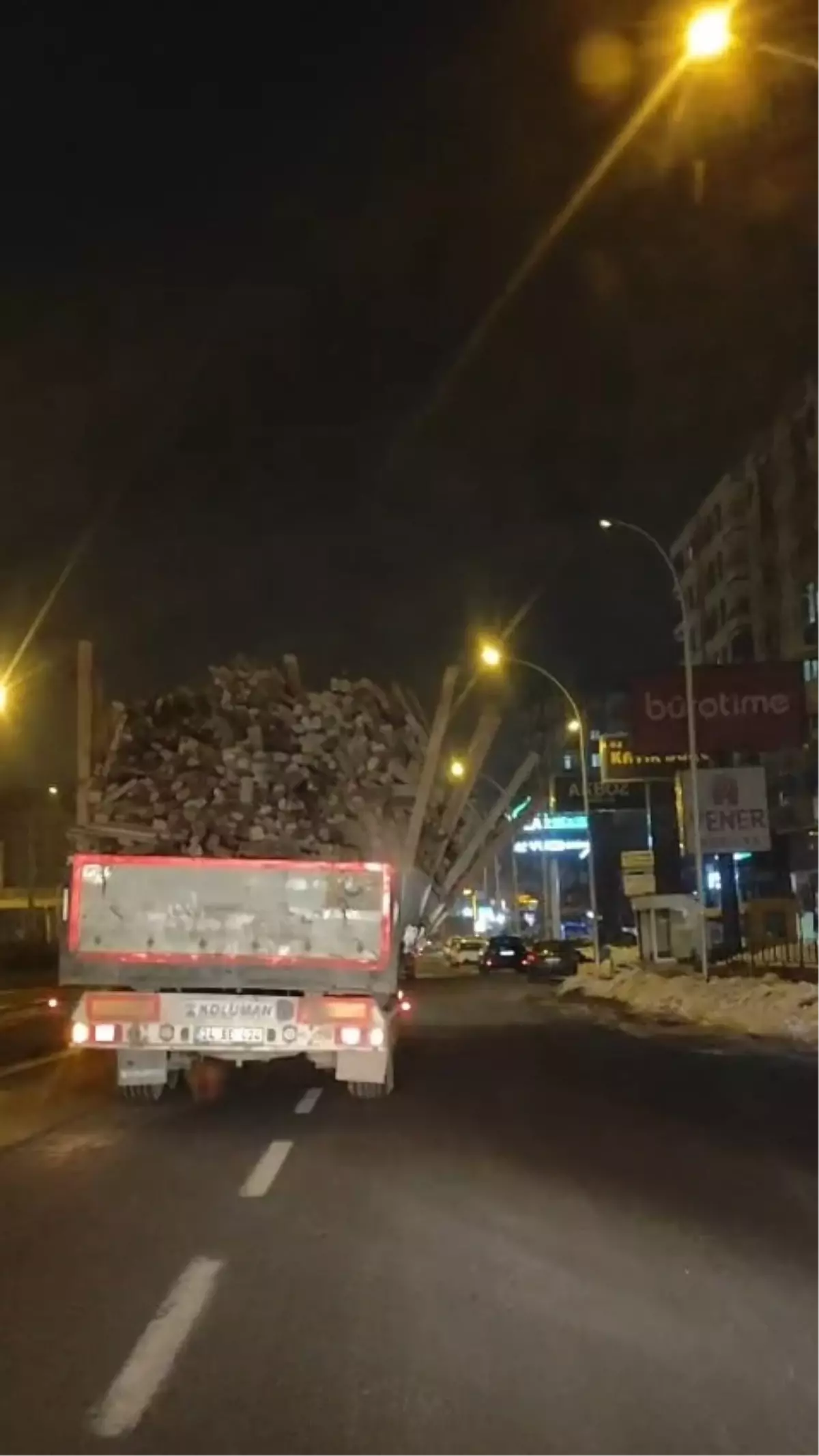 Diyarbakır’da Aşırı Yükteki TIR’ın Denge Sorunları ve Sürücülerin Önlemleri