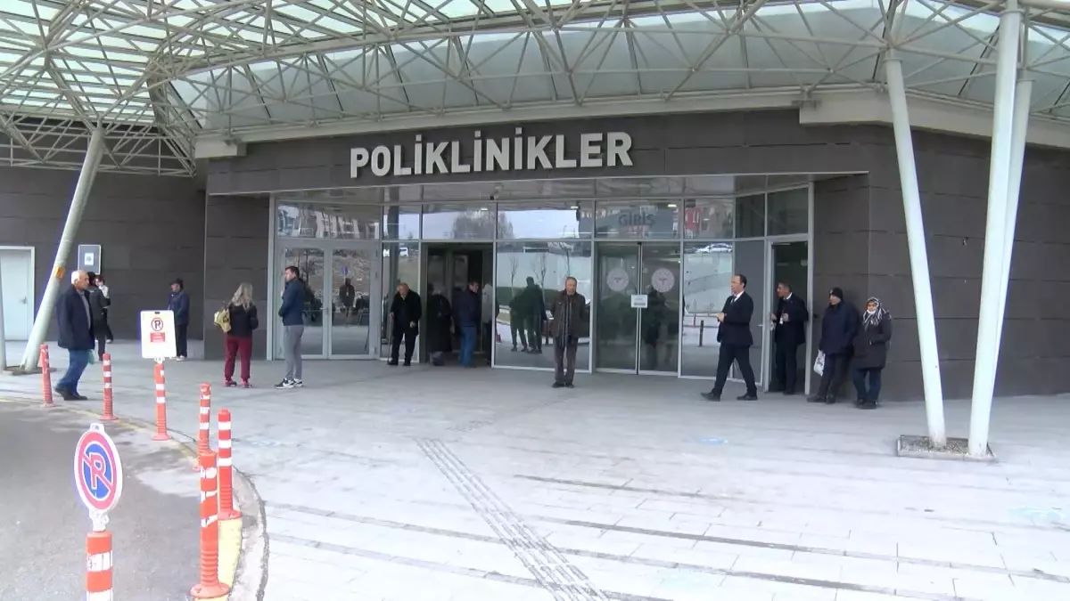 Hakan Taşıyan hastane girişinde