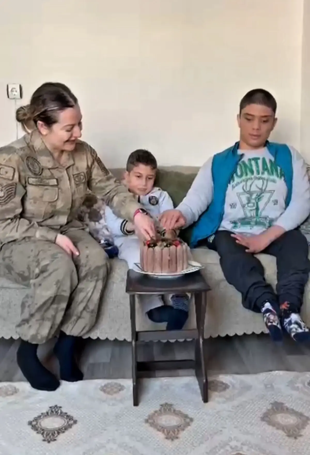 Hakkari Jandarması Engelli Çocuğun Doğum Gününü Coşkulu Bir Sürprizle Kutladı