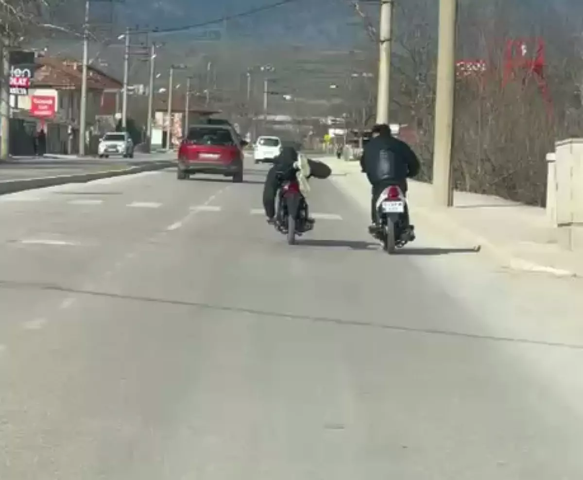 Tokat'ta Kasksız Sürücünün Tehlikeli Motosiklet Performansı