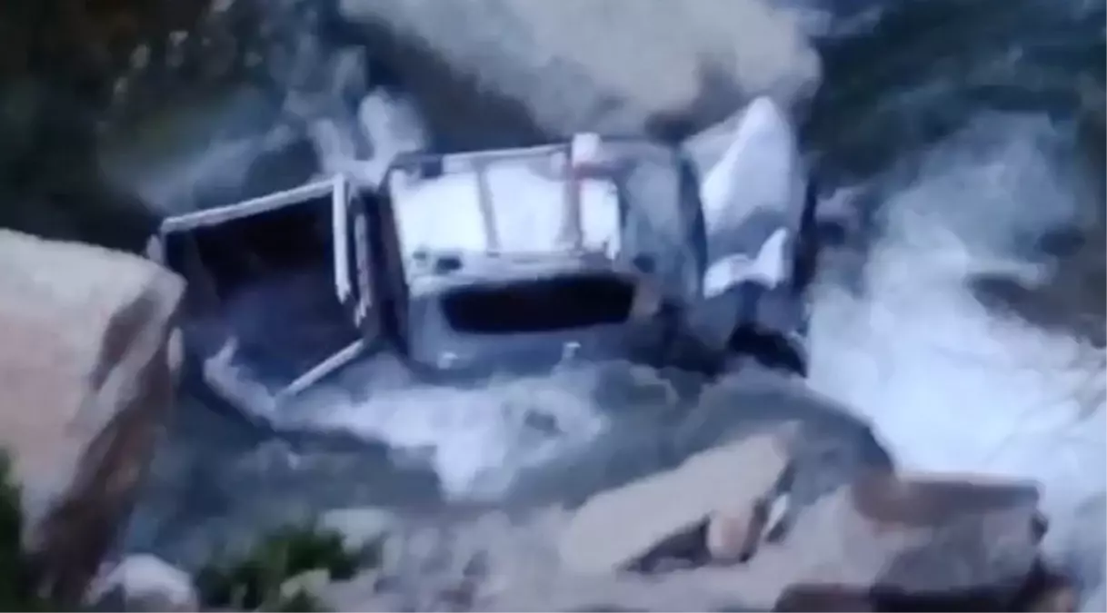 Fındıklı’da kamyonet dereye düştü