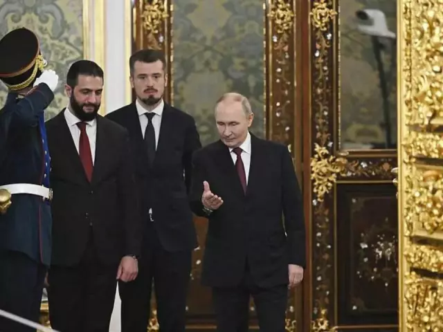 Putin ve Şara el sıkışıyor