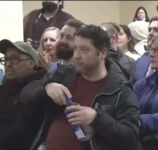 Protesto alanındaki kalabalık