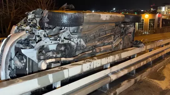 Avcılar'da Trafik Kazası: İki Sürücü Yaralı