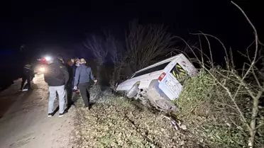 Bartın’da Şarampole Devrilen Minibüs 4 Yaralıyı Hastaneye Kaptı