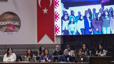 Zirve sırasında gençlerin çalıştığı an