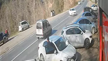 Kaza sonrası şarampolde devrilmiş hafif ticari araç