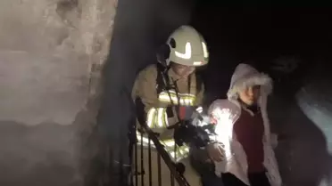 İtfaiye ekipleri yangına müdahale ederken