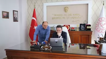 Muğla Eğitim Müdürü Emre Çay, 'Yılın Kareleri' Yarışmasında Büyüleyici Fotoğrafları İnceliyor