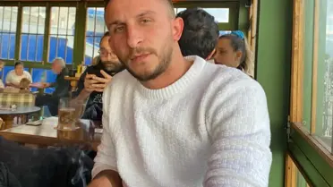 Kazada çarpışan otomobillerin görüntüsü