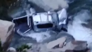 Fındıklı’da Kamyonet Dereye Çıktı: Sürücü ve Yolcu Yaralı