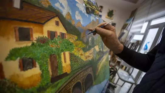 72 Yaşındaki Mehmet Bozkurt'tan Sanata Yolculuk: Beyin Hastalığından 100'ün Üzerinde Tabloya