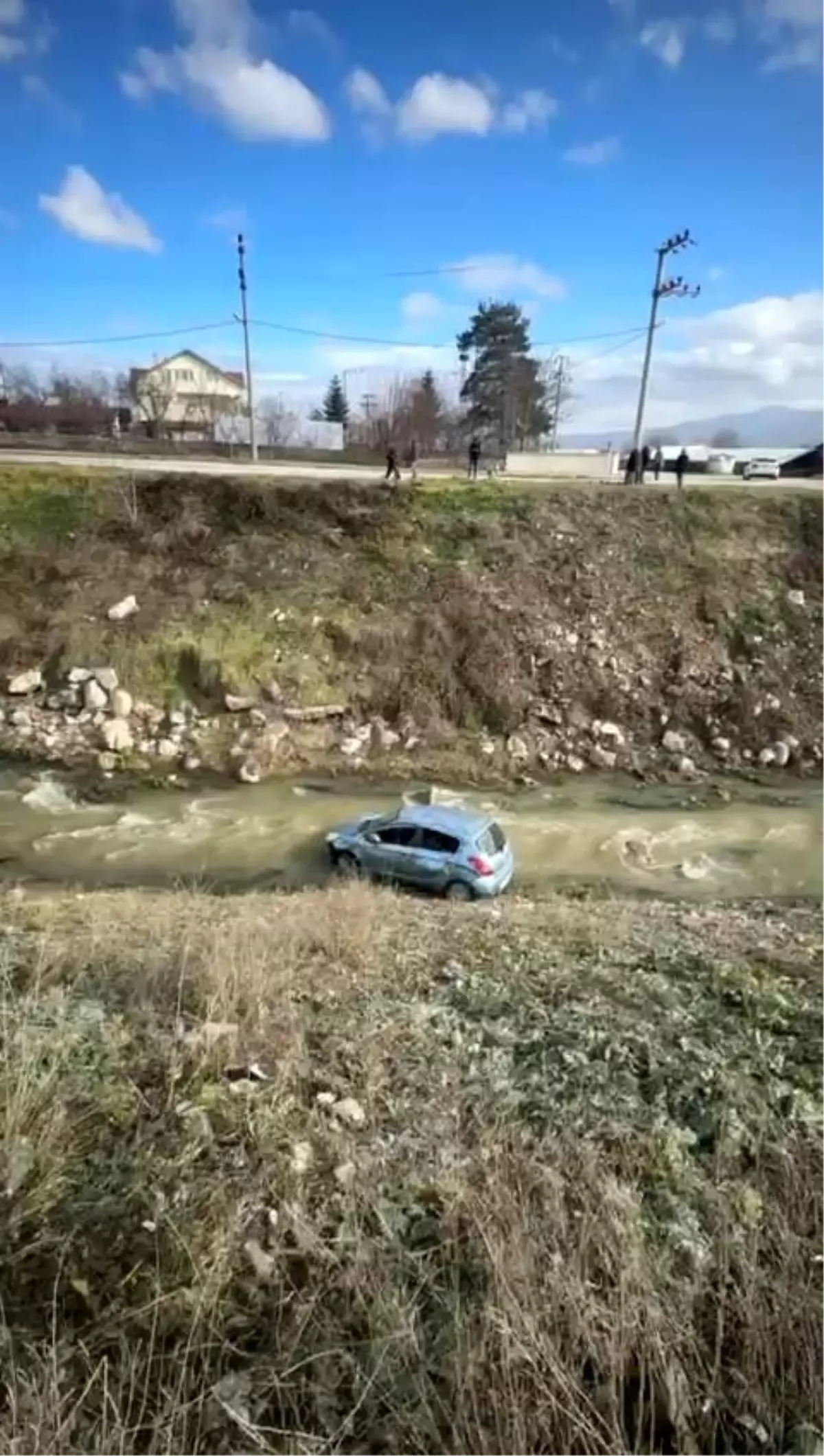 Bolu’da Kontrolden Çıkan Araç Dereye Sıçradı: 3 Yaralı