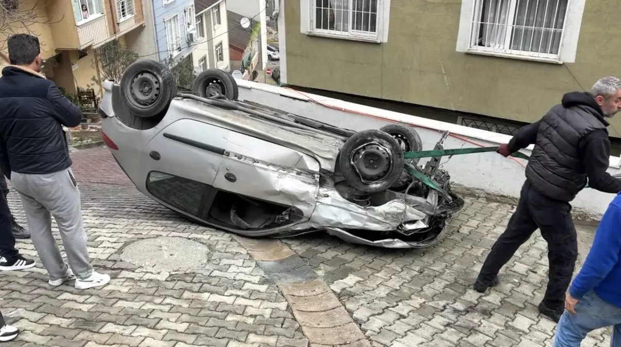 Kağıthane'de Kontrolden Çıkan Araç Takla Atarak Park Halindeki Arabaları Vurdu