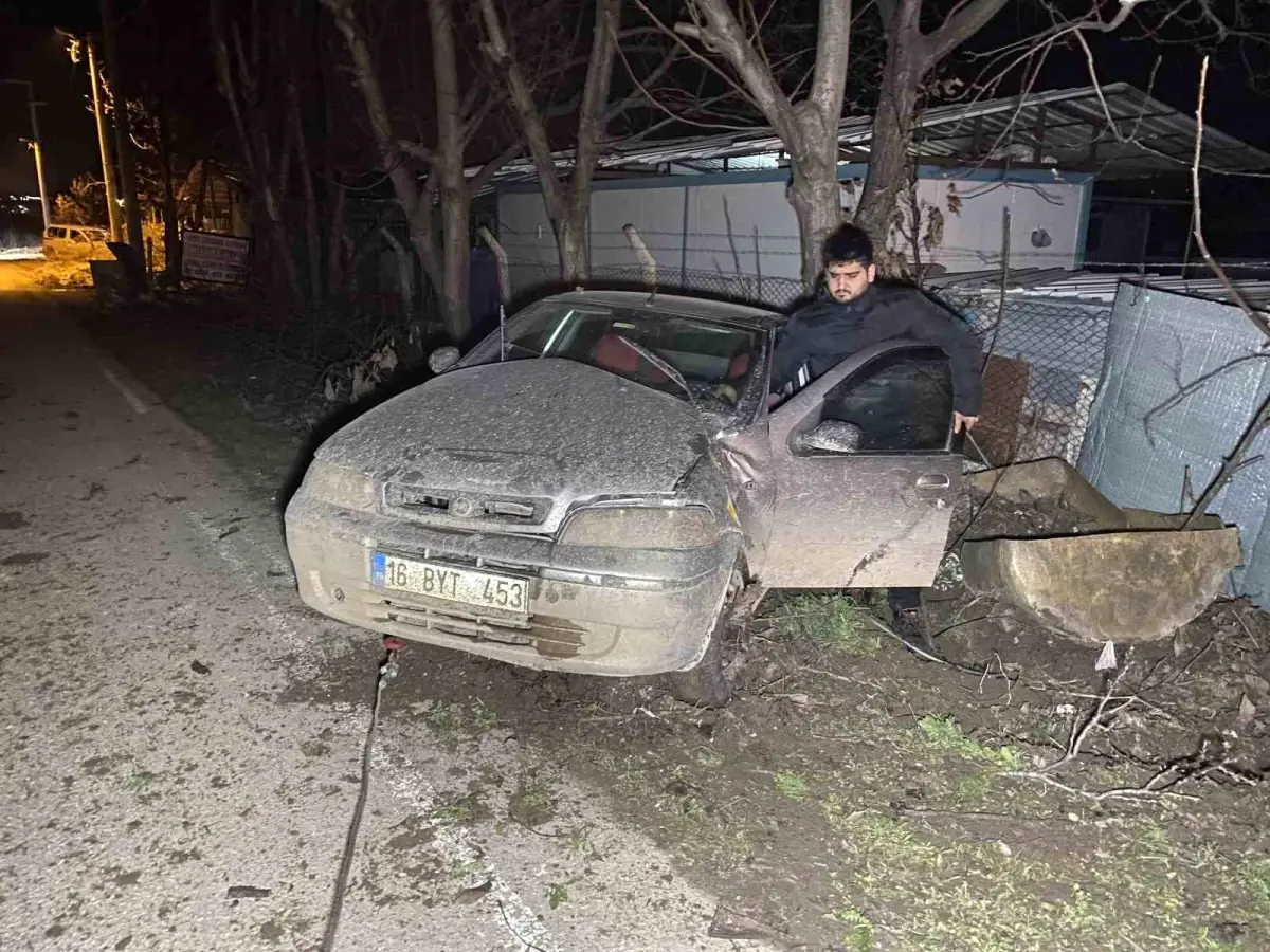 İnegöl kazasında hasar gören otomobil ve çevredeki ağaç