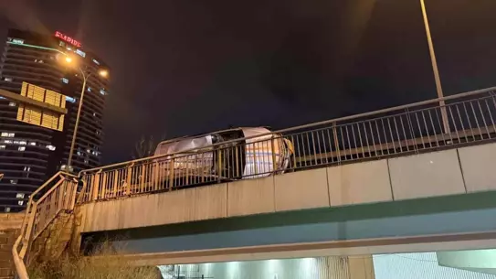 Avcılar E-5 Yolu'nda Araç Çarpışması: İki Yaralı