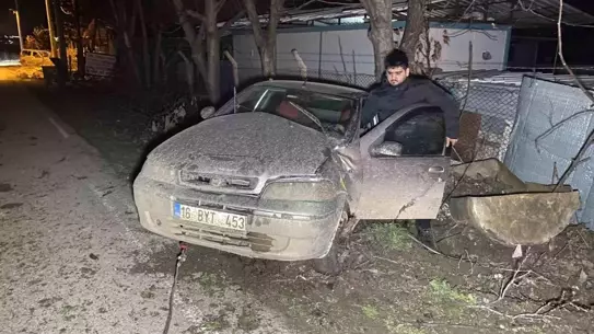 İnegöl'de Kontrolden Çıkan Otomobil Ağaca Çarptı: 4 Genç Kız Yaralandı