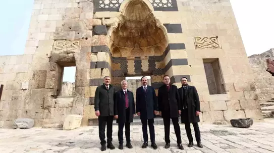 Şahinbey Belediyesi ekipleri Halep'te çöp kamyonlarını teslim ederken