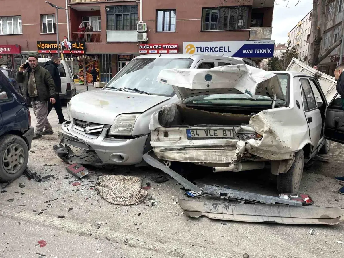 Kırmızı ışıkta bekleyen araçlar