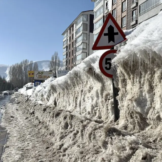 Tabelaların üzerindeki kar birikimi
