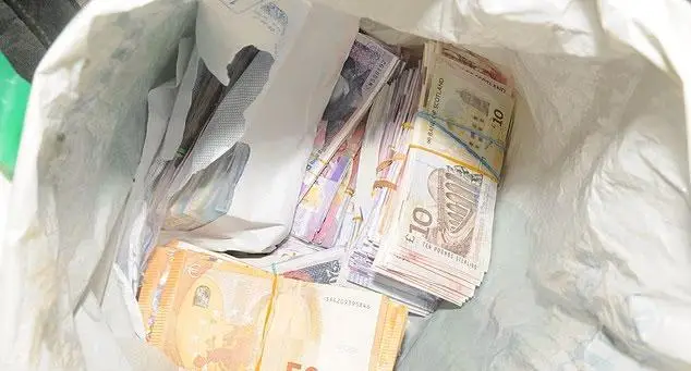 Köyün sokakları ve polis ekipleri