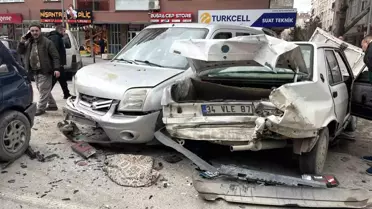 Konya’da Kırmızı Işıkta Çarpan Kamyonet 2 Yaralıyla Sonuçlandı