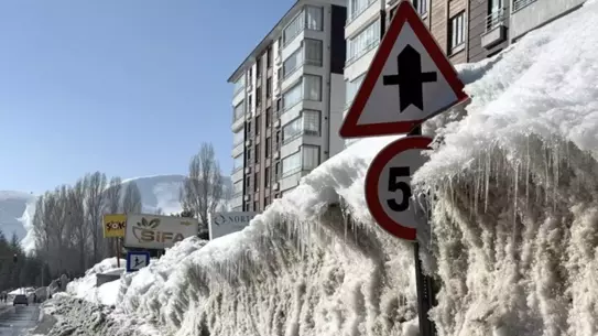 Bitlis’te Kar Kalınlığı Trafik İşaretlerini Aştı: Şehirde Acil Önlemler