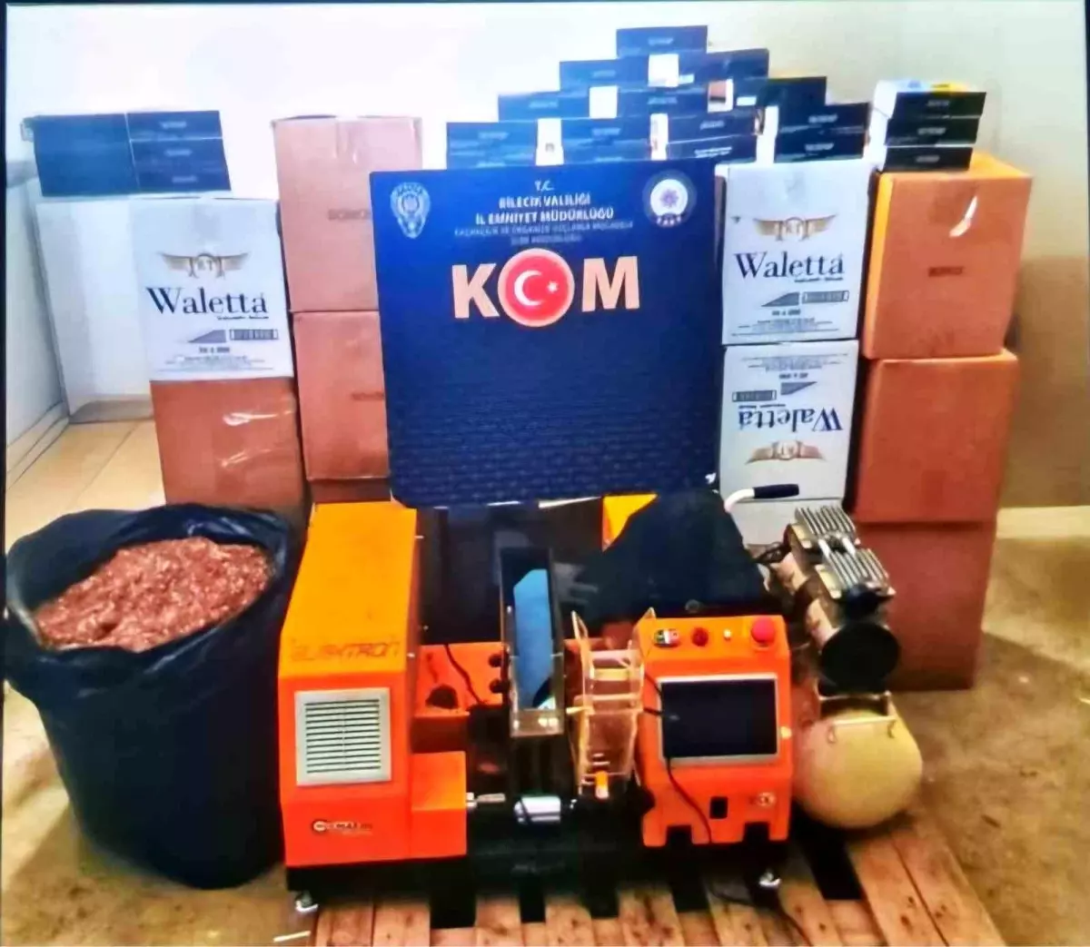 Bilecik’te kaçak tütün operasyonu sırasında ele geçirilen makaronlar
