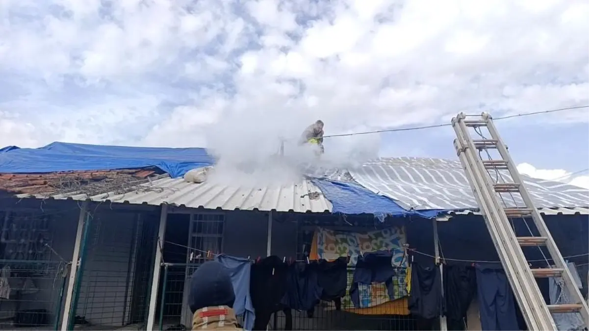 Dörtyol’da çatı yangınına müdale eden itfaiye araçları