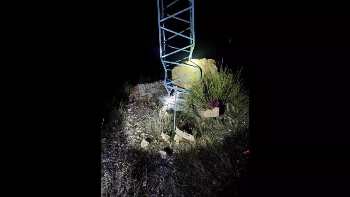 Gercüş’te Büyük Tehlike: Kaya Elektrik Direğine Çarparak Kesintiyi Önledi