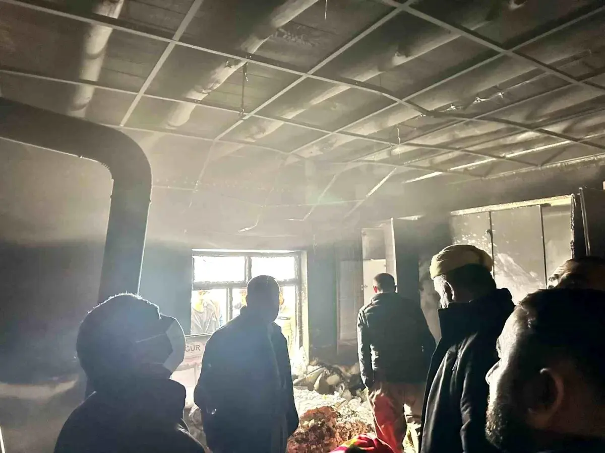 Derecik'te ev yangını sonrası söndürülmüş ev