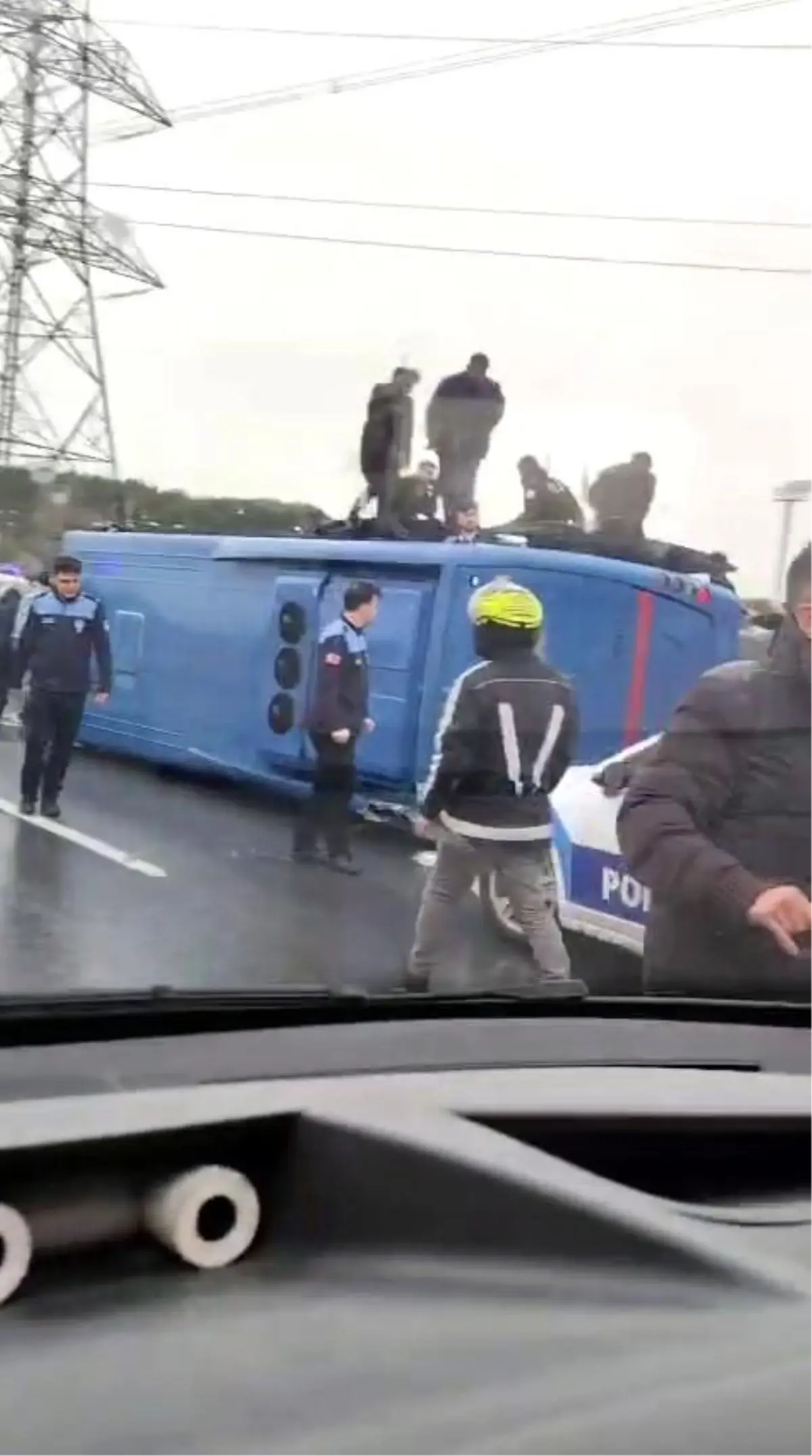 Hasdal yolu Kemerburgaz yönünde cezaevi aracı devrildi