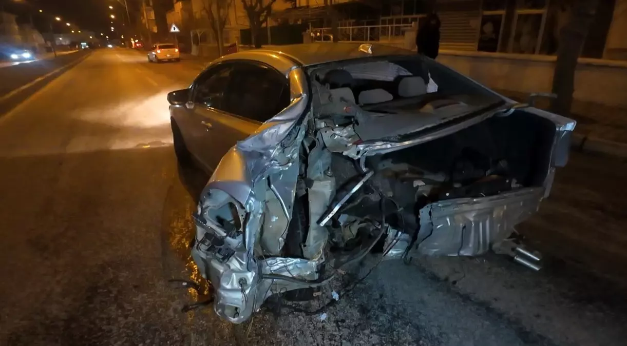 Karaman’da Kontrolden Çıkan Araç 2 Yaralı Bıraktı: Görüntüler Güvenlik Kamerasında