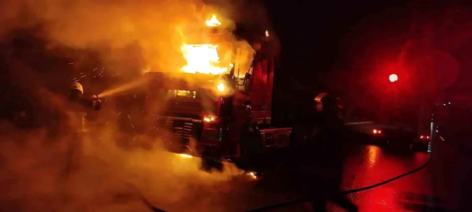 Şanlıurfa Eyyübiye'de Seyir Halindeki Tırda Elektrik Kontağından Yangın Çıktı, İtfaiye Kontrol Altına Aldı