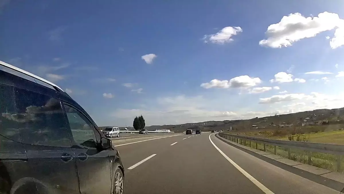 Karasu’da Şerit İhlali Nedeniyle Tehlikeli Geçiş ve Kaza Riski